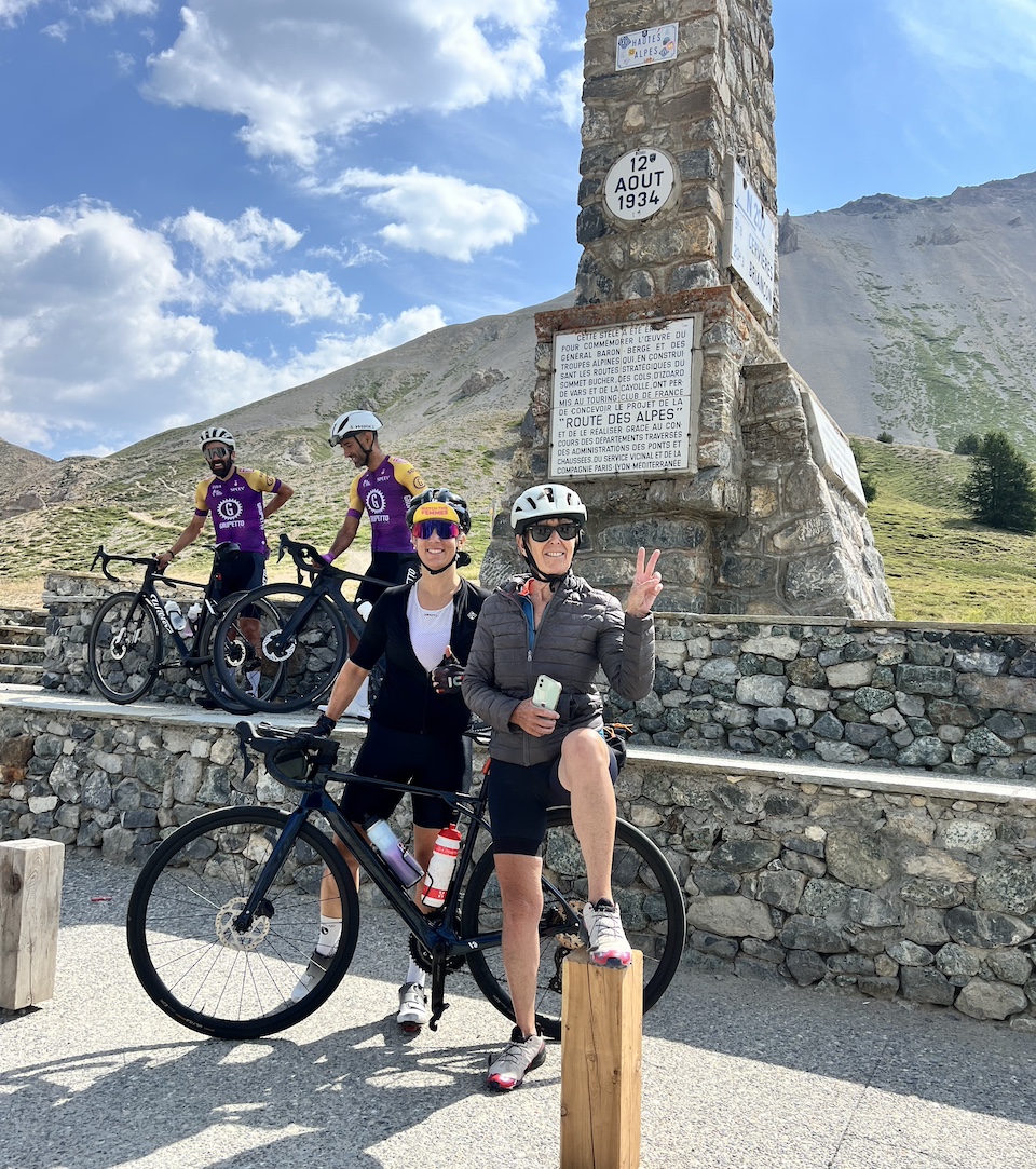 Pascale Chollet und ihr E-Bike während ihrer Alpenüberquerung