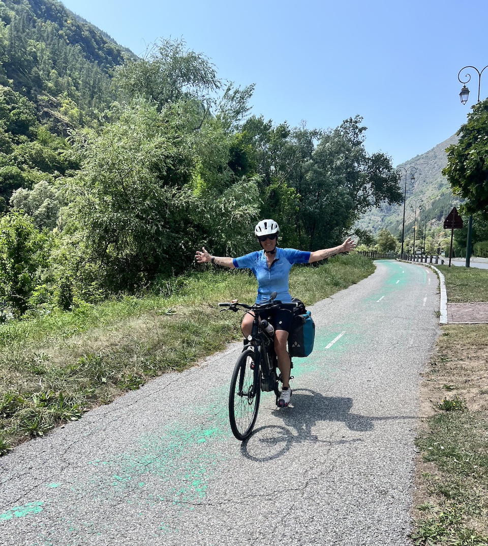 Pascale Chollet auf einer Radtour auf der Route des Grandes Alpes
