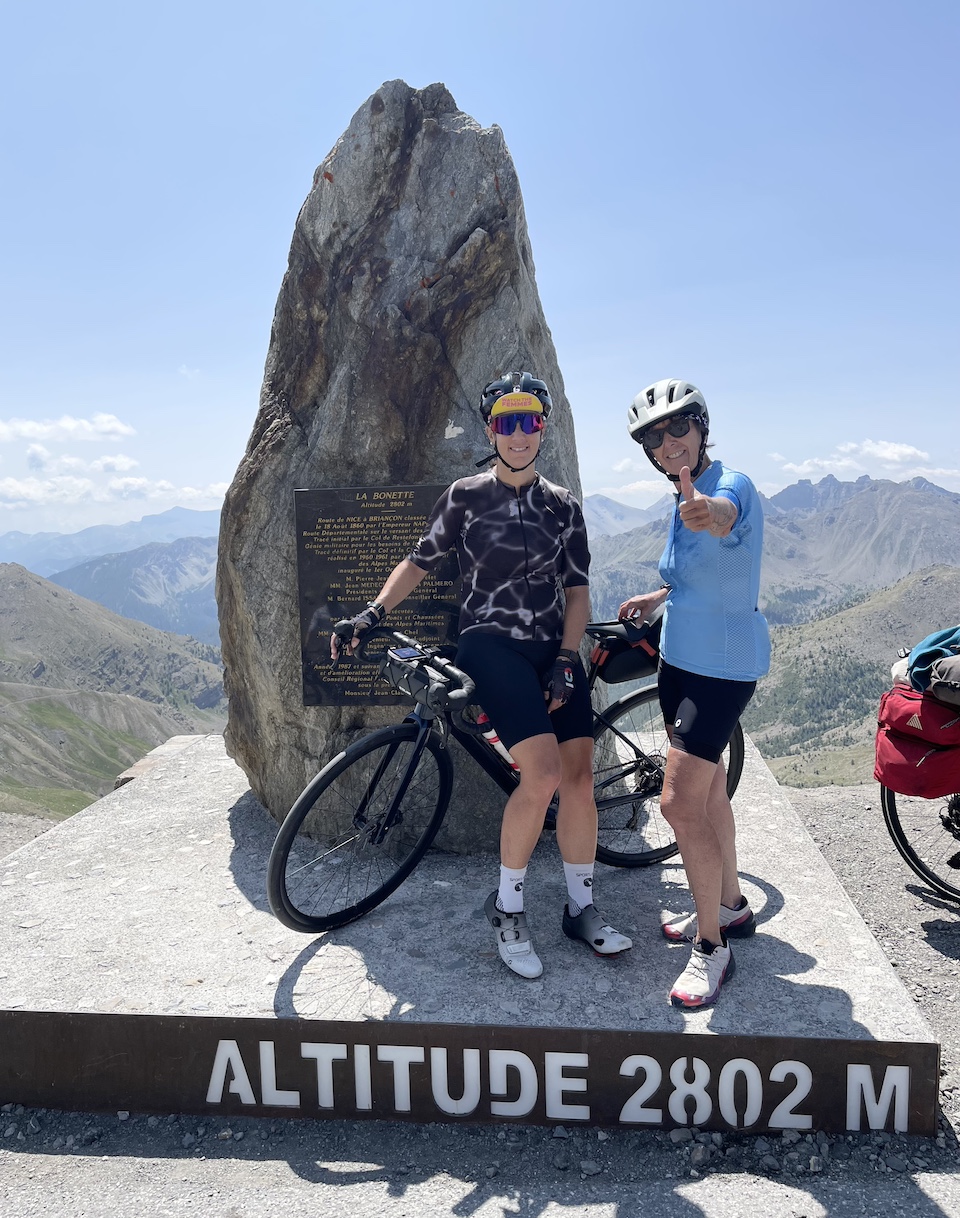 Pascale Chollet mit dem Fahrrad in den Alpen
