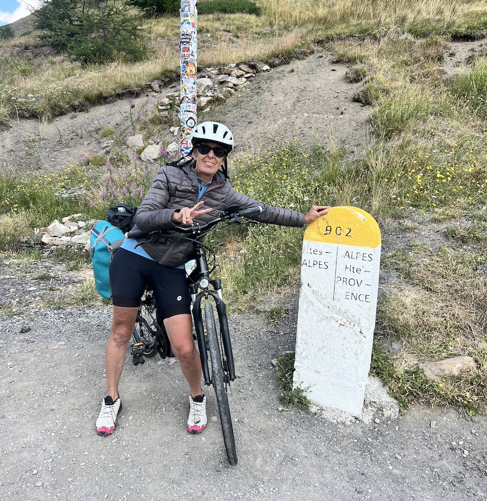Pascale Chollet mit dem Fahrrad in Vars auf der Route des Grandes Alpes