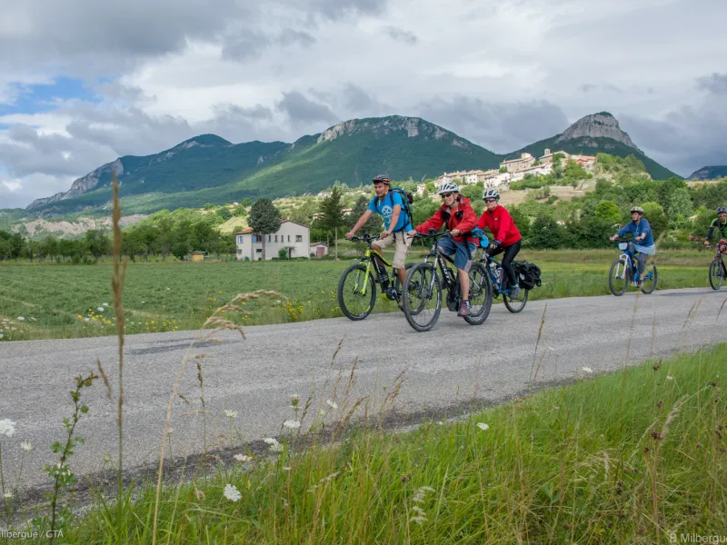 Gesellige Atmosphäre in Lagrand in den Hautes-Alpes