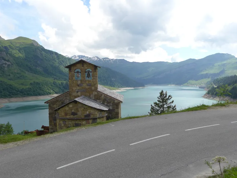 Kapelle und See von Roselend