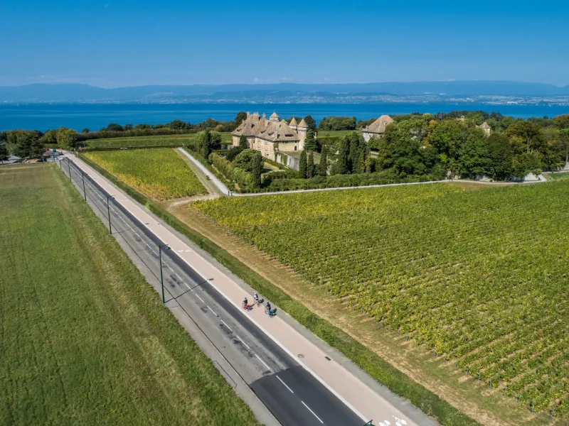 Radfahrer vor dem Schloss Ripaille in Thonon-les-bains