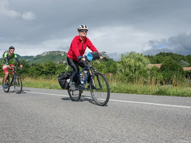 Paar mit Fahrrad auf den Straßen der Baronnies Provençales
