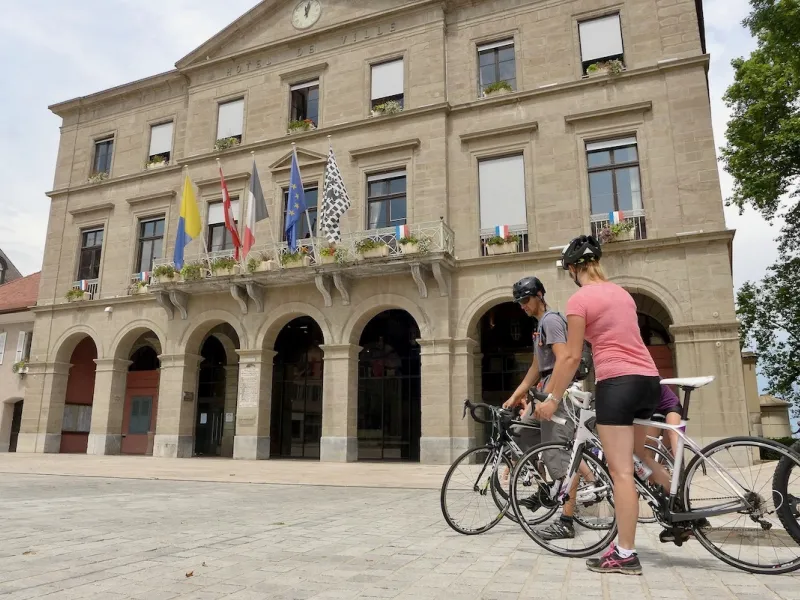 Start der Route des Grandes Alpes mit dem Fahrrad vor dem Rathaus von Thonon-les-Bains