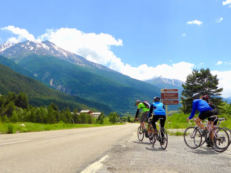 Abfahrt durch das Maurienne-Tal, das größte Fahrradgebiet der Welt