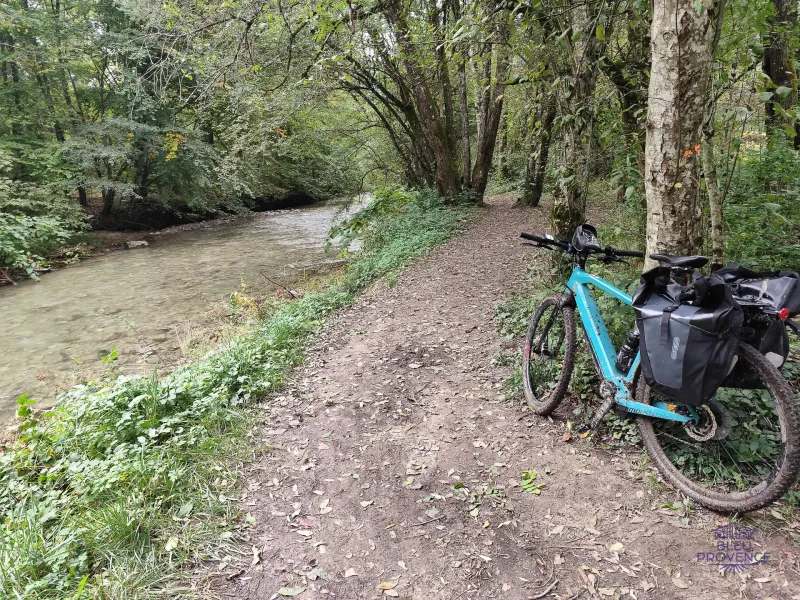 Mit dem Gravel-Pad entlang der Menoge