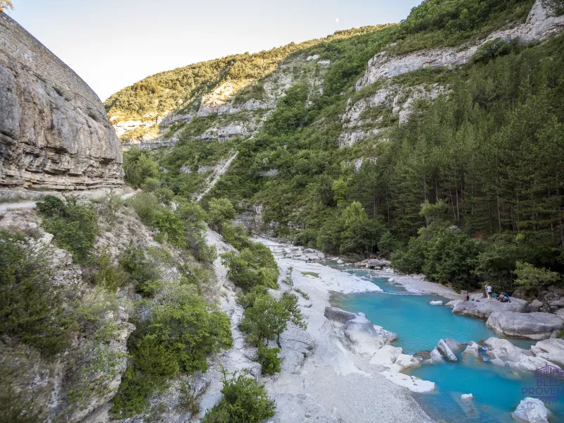 Türkisfarbenes Wasser des Flusses Meouge
