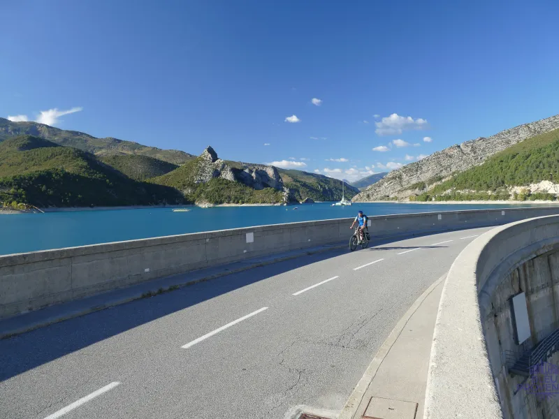 Auf dem Castillon-Damm mit dem Fahrrad