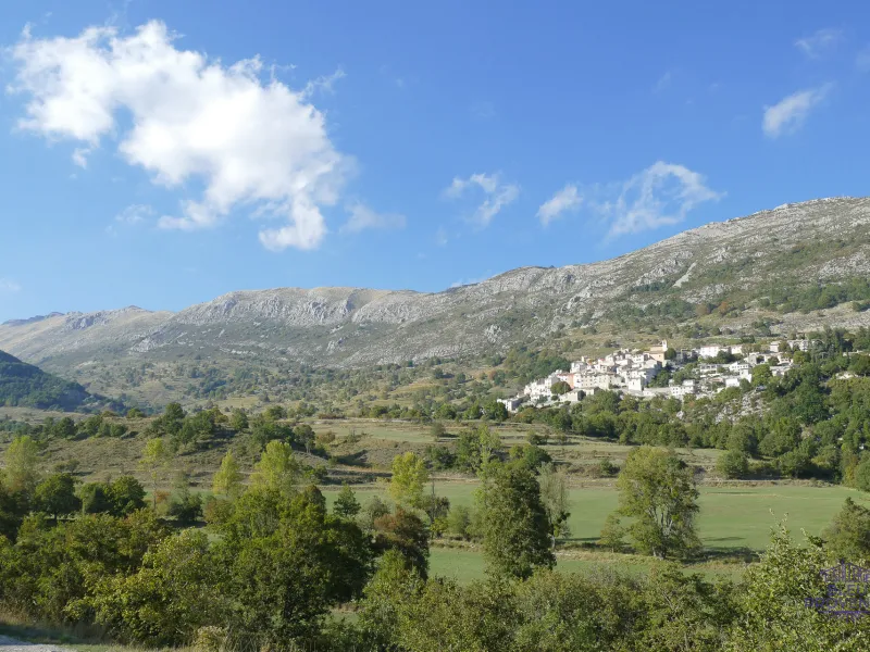 Dorf Coursegoules am Südhang des Cheiron