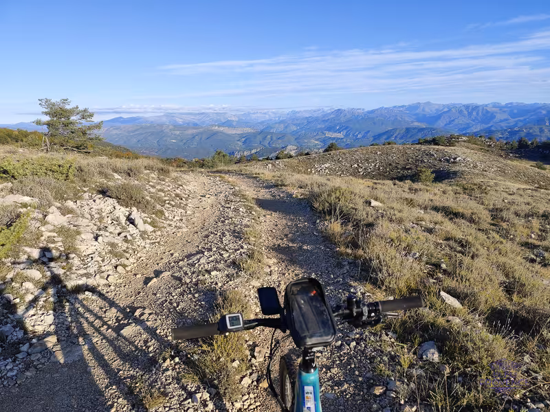Blick auf den Mercantour von den Hochebenen der Voralpen d'Azur aus