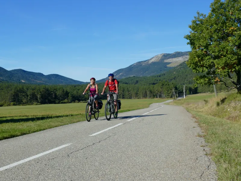Radfahrer, die Saint-Auban verlassen