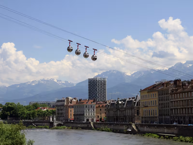 Grenoble eingebettet in die alpinen Berge