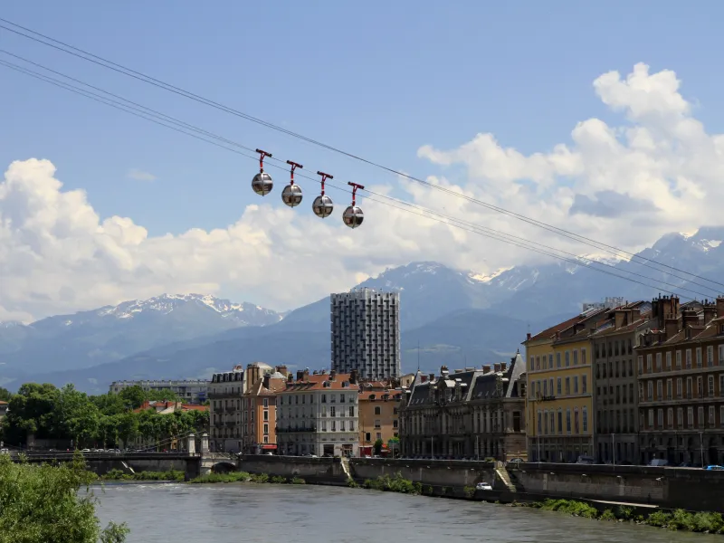 Grenoble eingebettet in die alpinen Berge