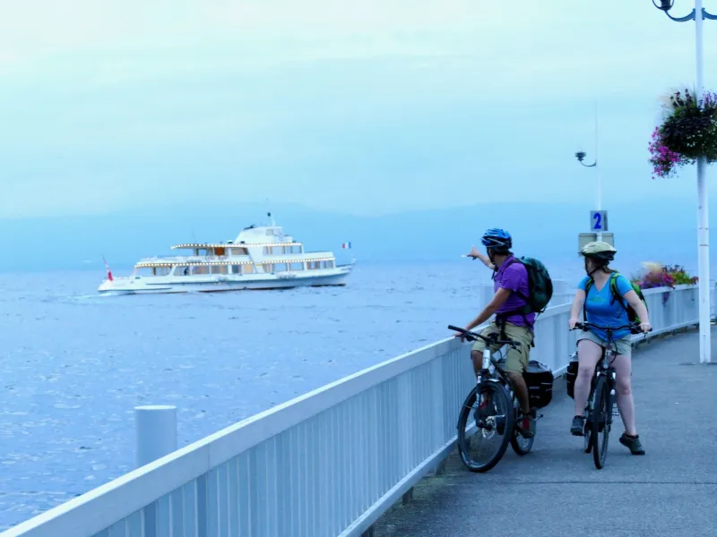 Abfahrt eines Schiffes auf dem Genfersee im Hafen von Thonon-les-Bains