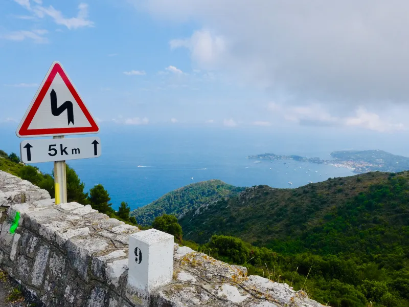 Die Haute Corniche mit Blick auf das Mittelmeer