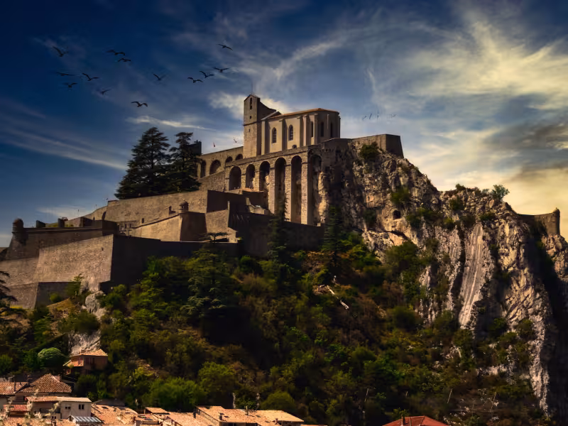 Die majestätische Zitadelle von Sisteron als Signal für die Ankunft in den Alpes de Haute-Provence