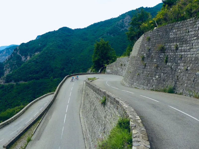Serpentinen auf der Südseite des Col de Turini in der Nähe von Moulinet