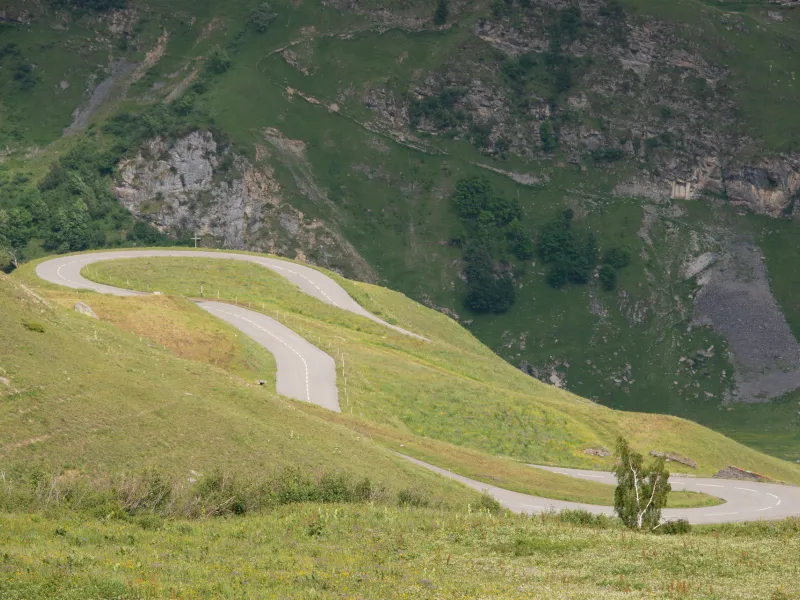 Serpentinen am Südhang des Cormet de Roselend