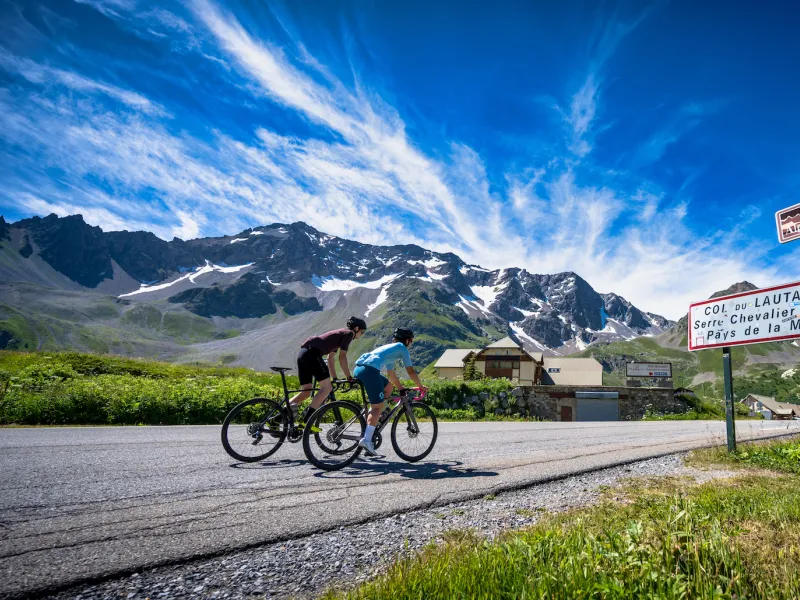 Radfahrer am Col du Lautaret auf der Route des Grandes Alpes®.
