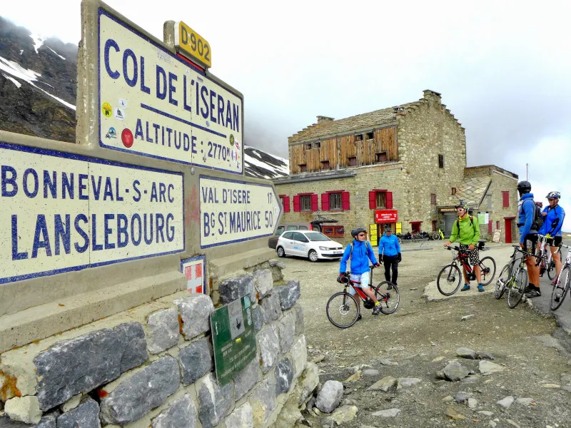 Ankunft auf der Spitze des Col de l'Iseran mit dem Fahrrad, dem höchsten Pass Europas ein Gral für Radfahrer