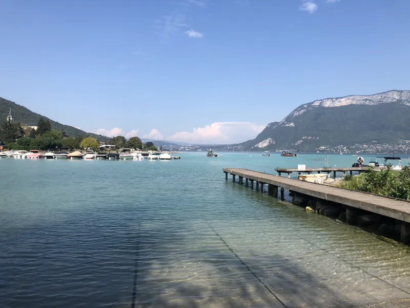 Der Hafen von Sevrier am See von Annecy