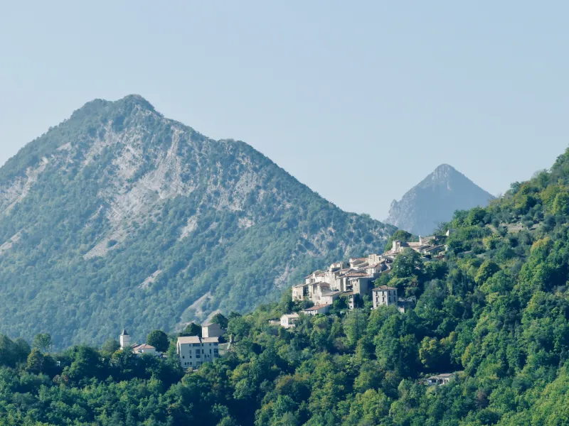 Das Dorf Conségudes am Fuße des Cheiron