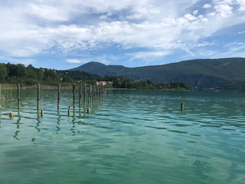 Das kristallklare Wasser des Lac d'Aiguebelette in Lepin-le-Lac