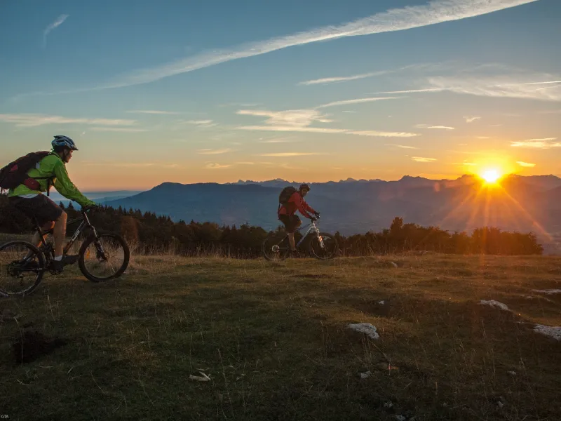 Sonnenaufgang auf dem Gipfel des Mont Salève