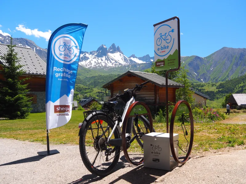 Aufladen von EAVs mit Blick auf die Aiguilles d'Arves
