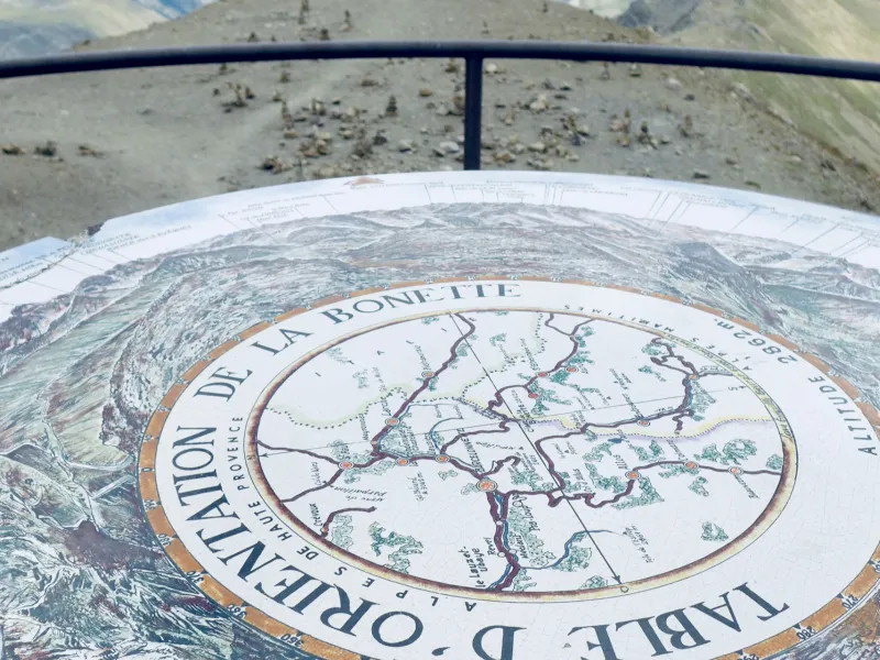 Orientierungstafel auf der Cime de la Bonette, der höchsten Straße Europas