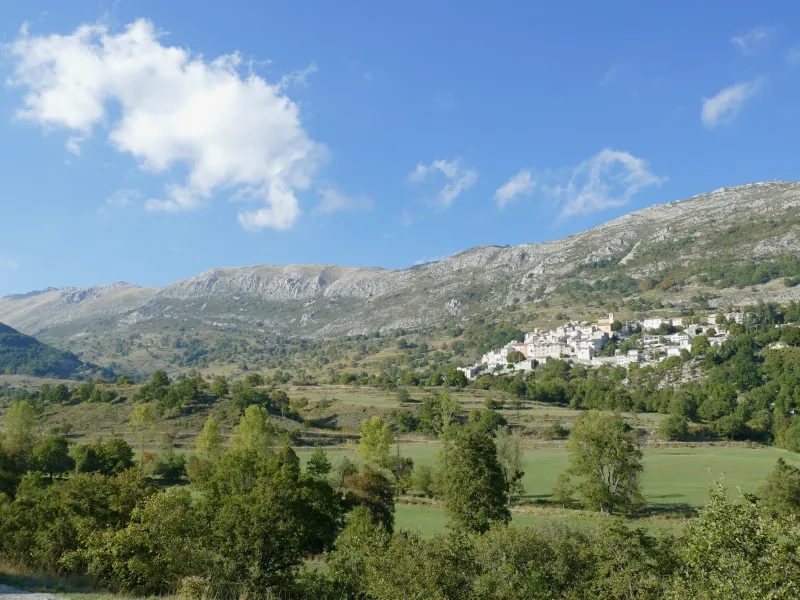 Dorf Coursegoules am Südhang des Cheiron