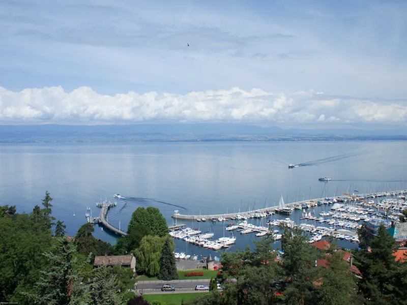 Blick auf den Genfersee und den Hafen von Thonon-les-Bains