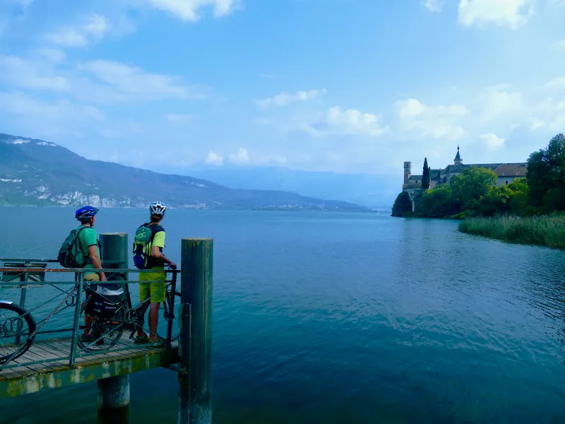 Blick vom Hafen auf die Abtei von Hautecombe