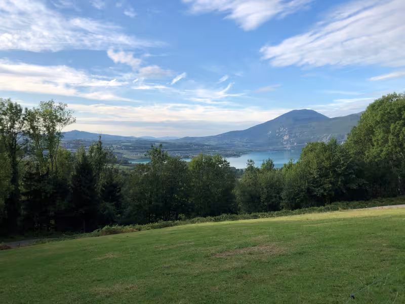 Blick auf den Lac d'Aiguebelette beim Aufstieg nach Dullin