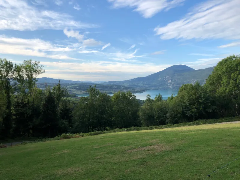 Blick auf den Lac d'Aiguebelette beim Aufstieg nach Dullin