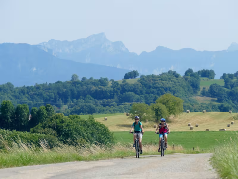 Mit dem Fahrrad auf den Straßen des Savoyarder Vorlandes