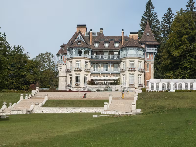 Chateau Des Avenieres oberhalb von Cruseilles
