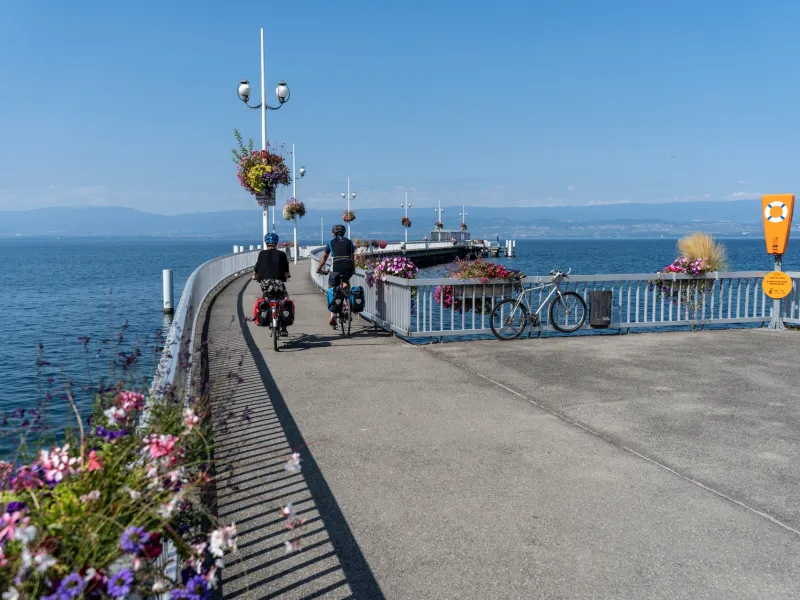Radfahrer auf dem Pier in Thonon-les-Bains