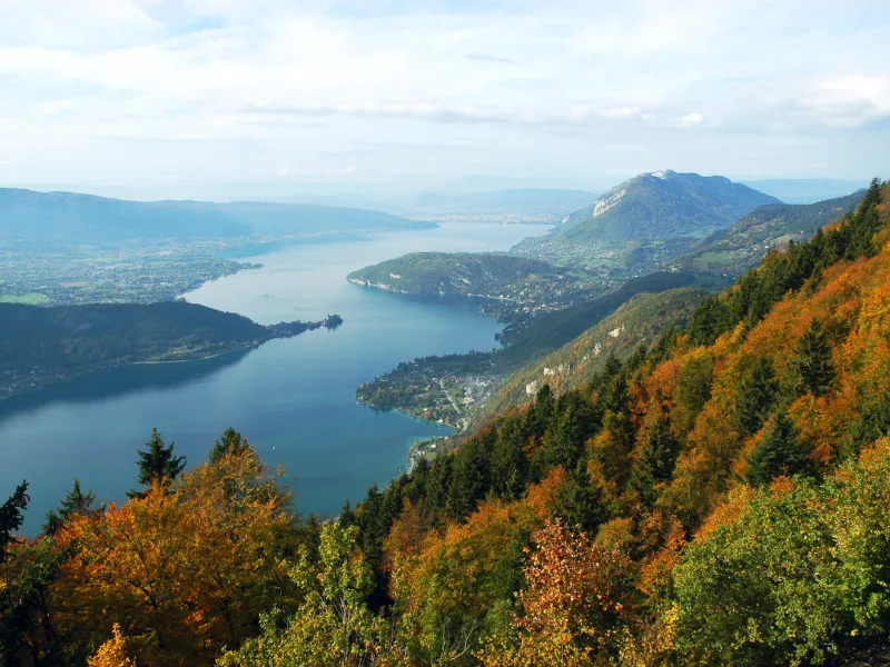 Das glasklare Wasser des Sees von Annecy