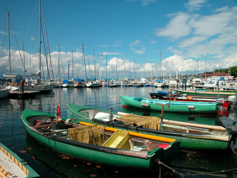 Der Hafen von Thonon-les-Bains mit seinen traditionellen Booten