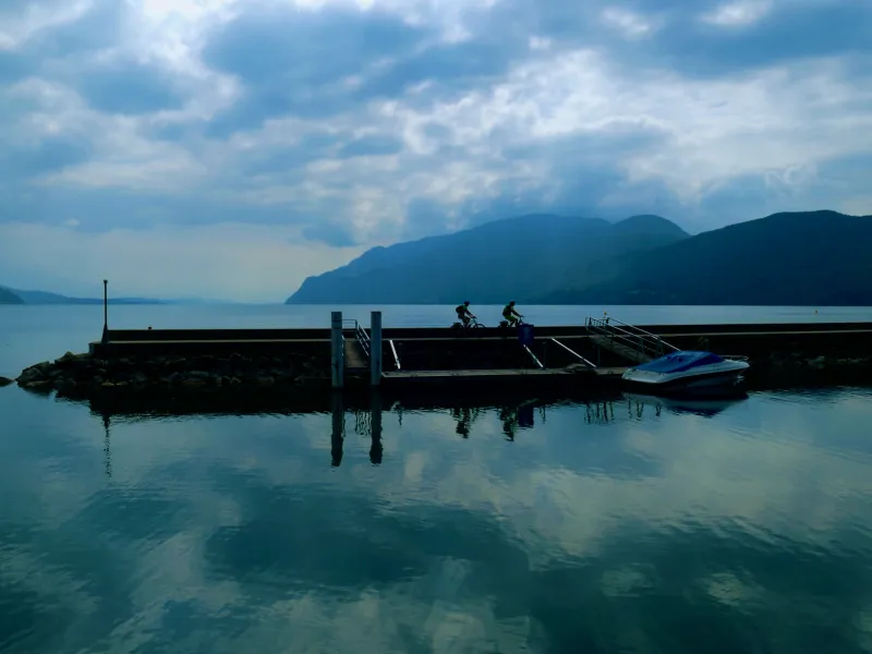 Die ruhigen Gewässer des Lac du Bourget am Hafen von chatillon