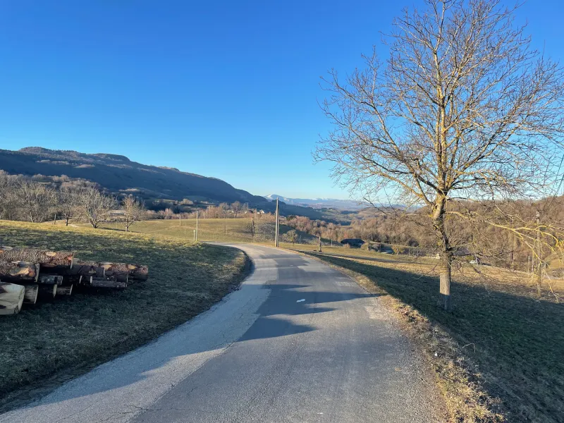 Auf den Straßen von Albanais nach La Chambotte