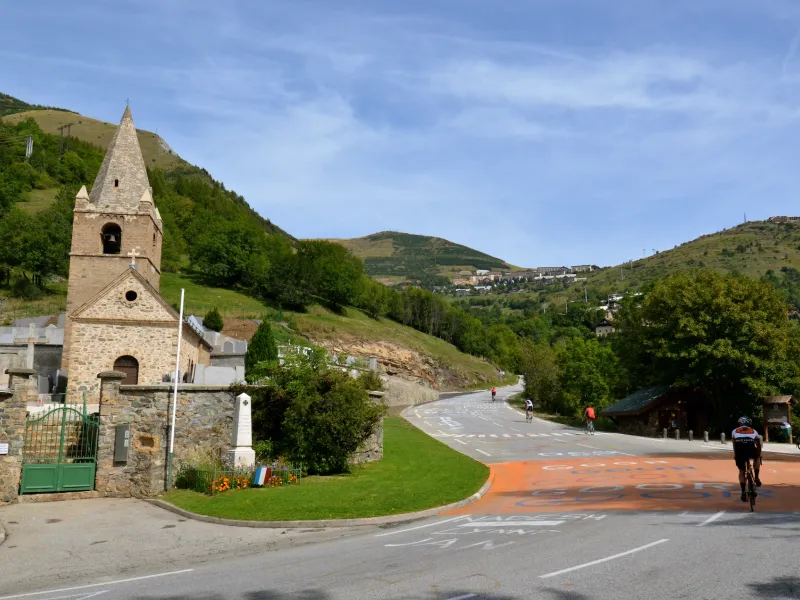 Dorf Huez auf dem Weg nach Alpe d'Huez