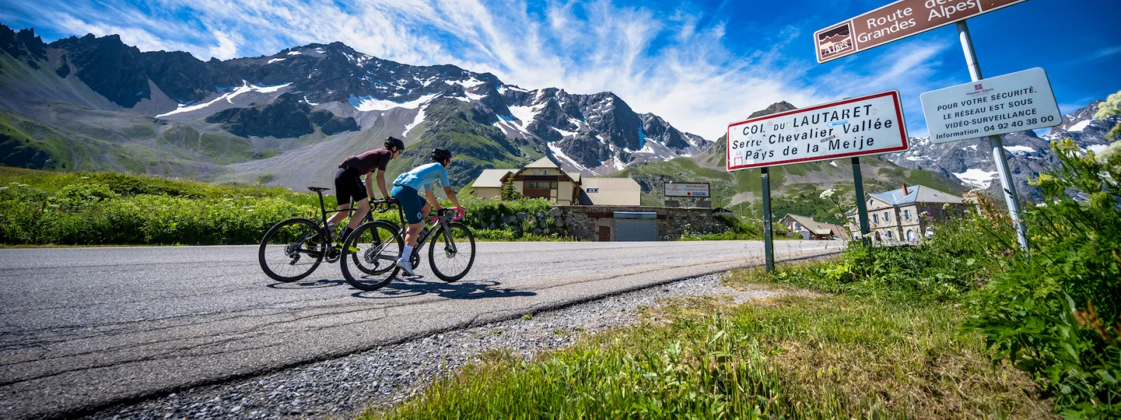 Radfahrer am Col du Lautaret auf der Route des Grandes Alpes®.