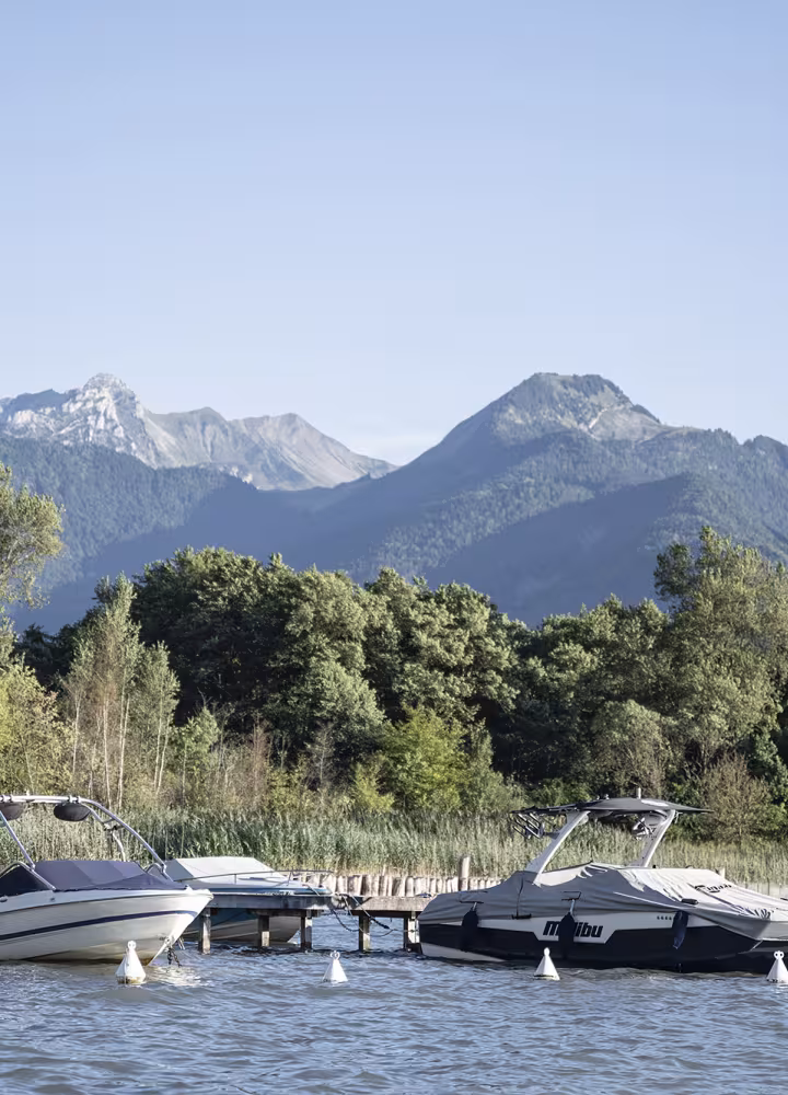 Boote auf dem See von Annecy an den Quellen des Sees