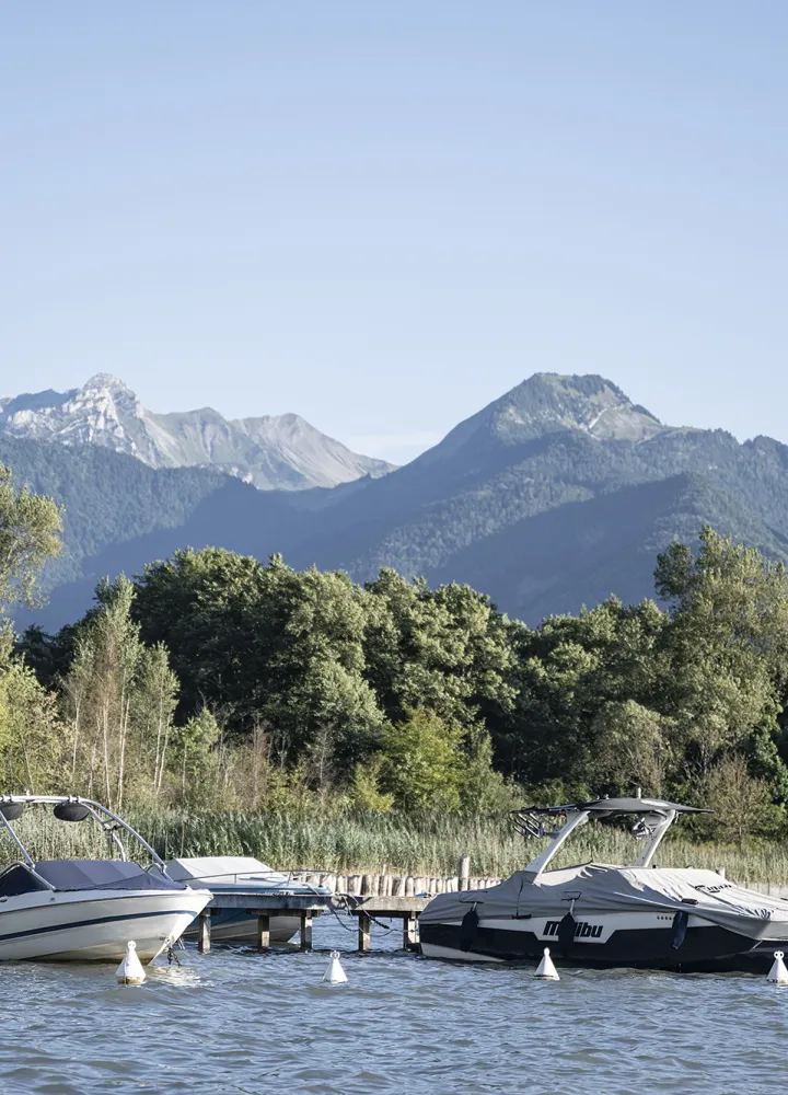 Boote auf dem See von Annecy an den Quellen des Sees