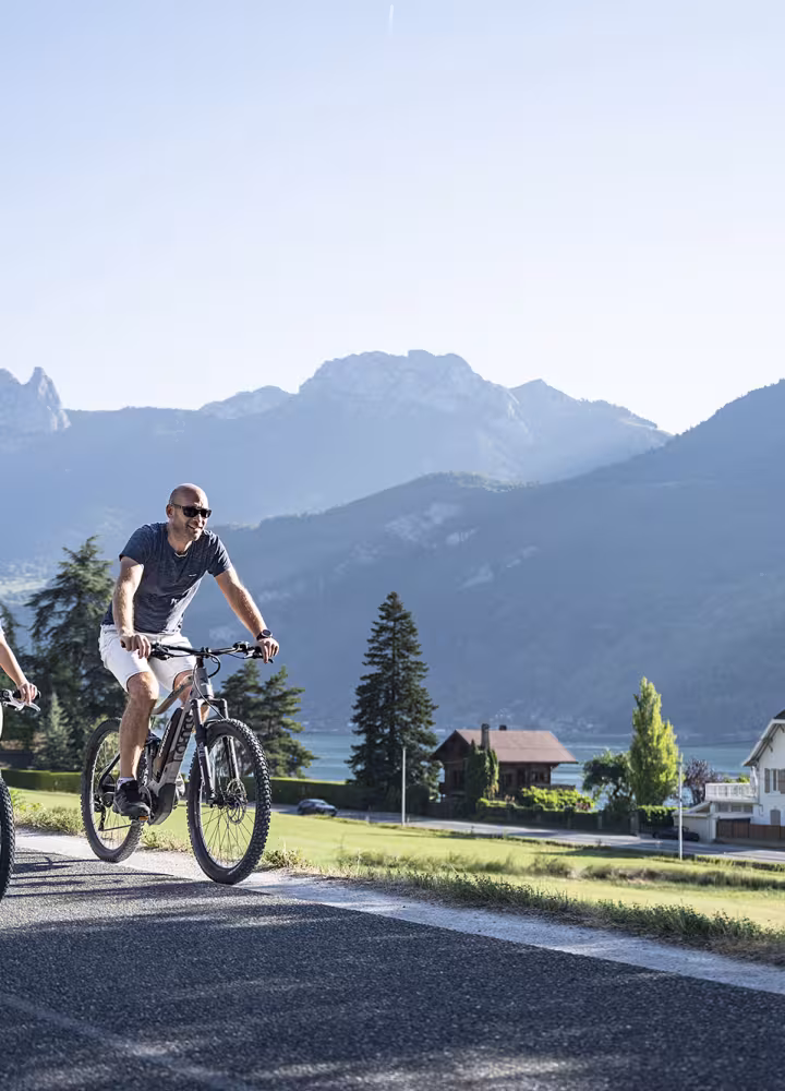 Fahrradweg an den Quellen des Sees von annecy
