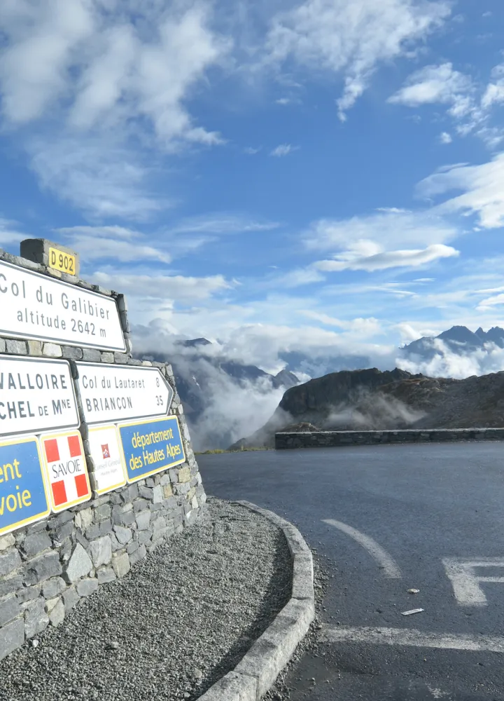 Auf dem Gipfel des Col du Galibier auf der Route des Grandes Alpes