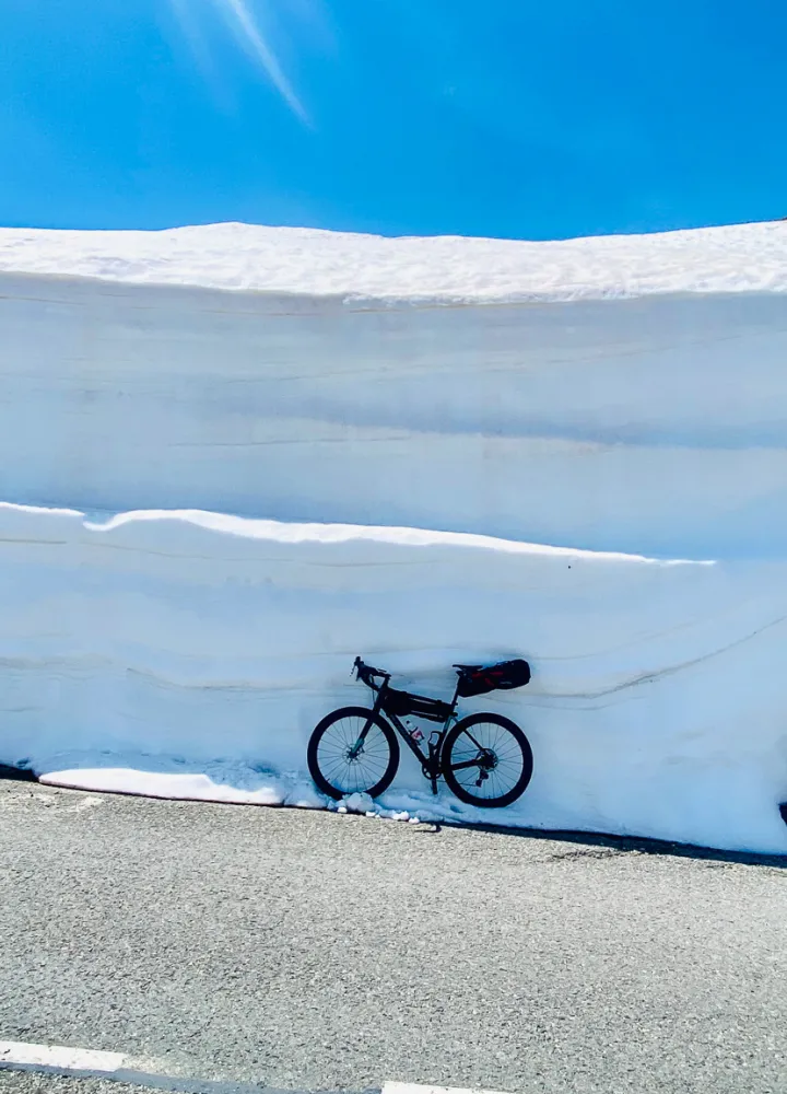 Radfahren in den Schneeverwehungen am Col du Galibier